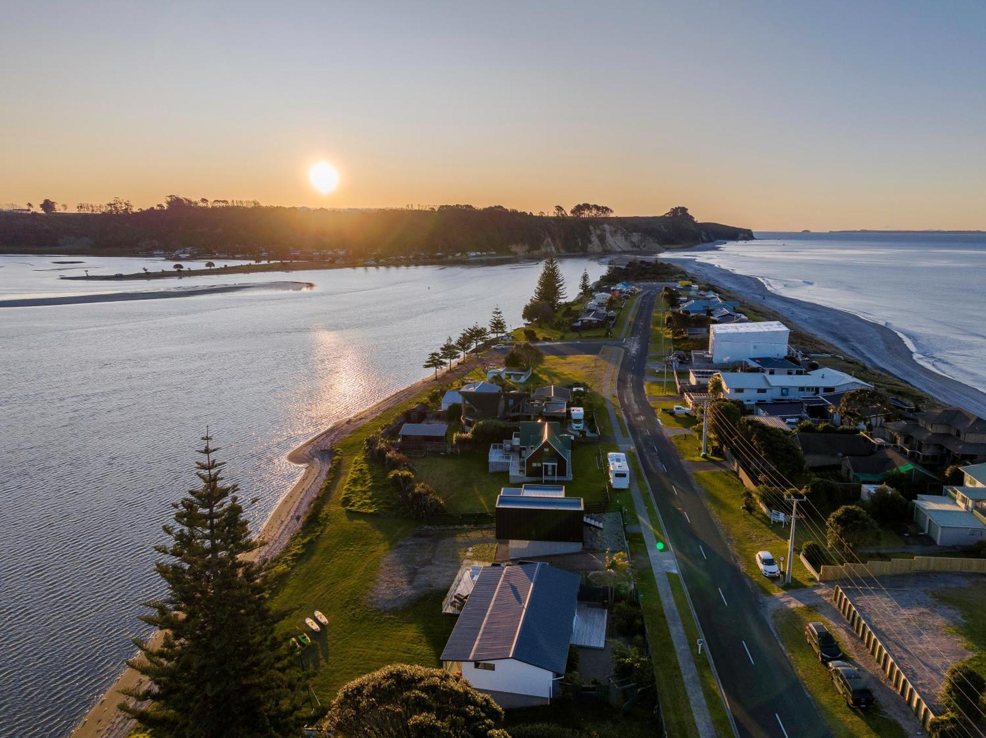 Pukehina Estuary Sunset Views Townhouse & Studio Exteriör bild